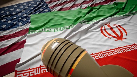 V iranskem napadu umrla ameriška vojaka: ZDA odgovarjajo s povračilnimi napadi