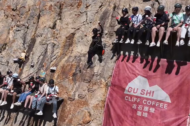 Pitje kave nikoli ni bilo tako tvegano: to je najbolj nevarna kavarna na svetu (FOTO)