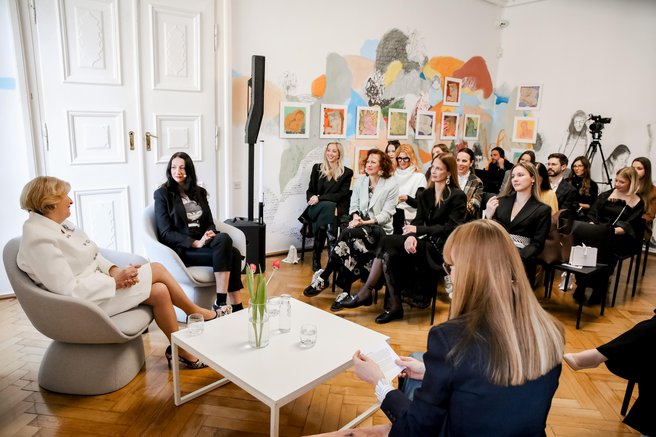 Svet skozi ženske oči: Elle Dialog letos odprl pomembna vprašanja o dogajanju v svetu, ženskem glasu in moči (FOTO)