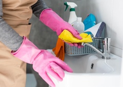 Čistilka pomotoma prišla na napačen naslov: ni vedela, kaj jo čaka za vrati