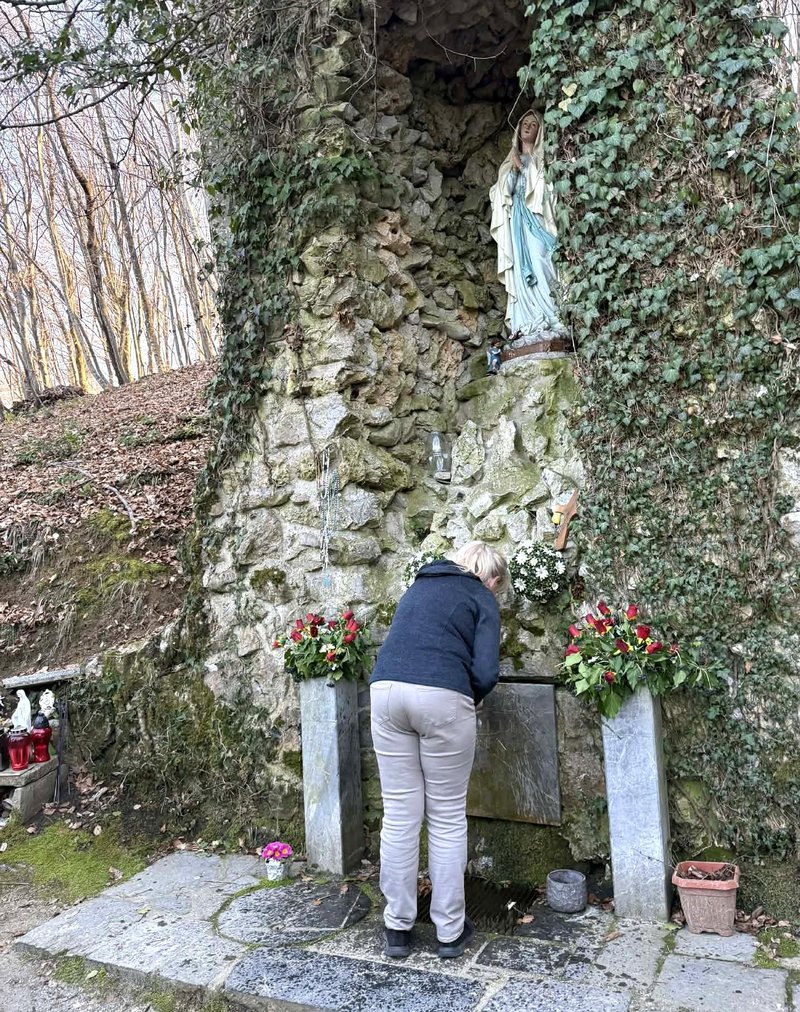 gozd Zaplaze Marijin studenec Dolenjska
