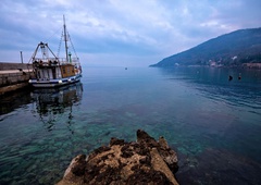 Ribič Đani ujel ribo, prijel za nož, jo odprl in obnemel: presunljiva najdba v notranjosti živali šokirala vse na Jadranu