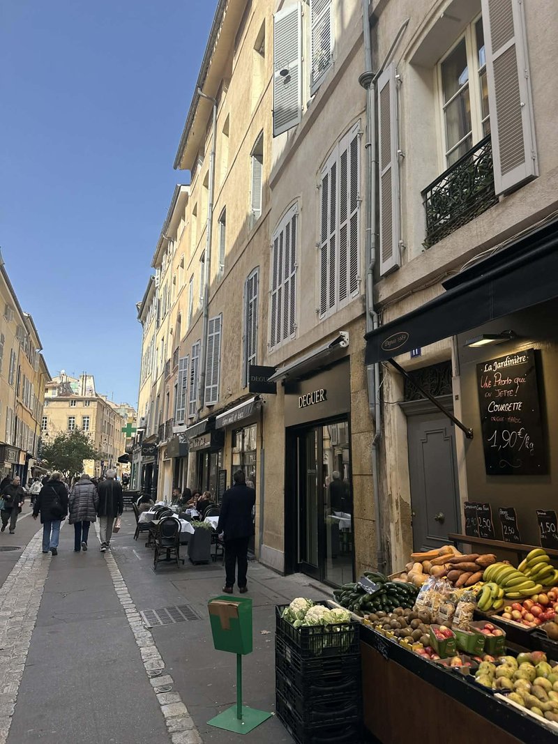 Obiskali smo "mali Pariz": francosko mesto tisočerih vodnjakov, ki ga morate nujno dodati na seznam za naslednje potovanje