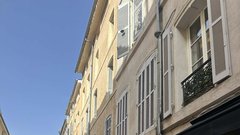 Obiskali smo "mali Pariz": francosko mesto tisočerih vodnjakov, ki ga morate nujno dodati na seznam za naslednje potovanje