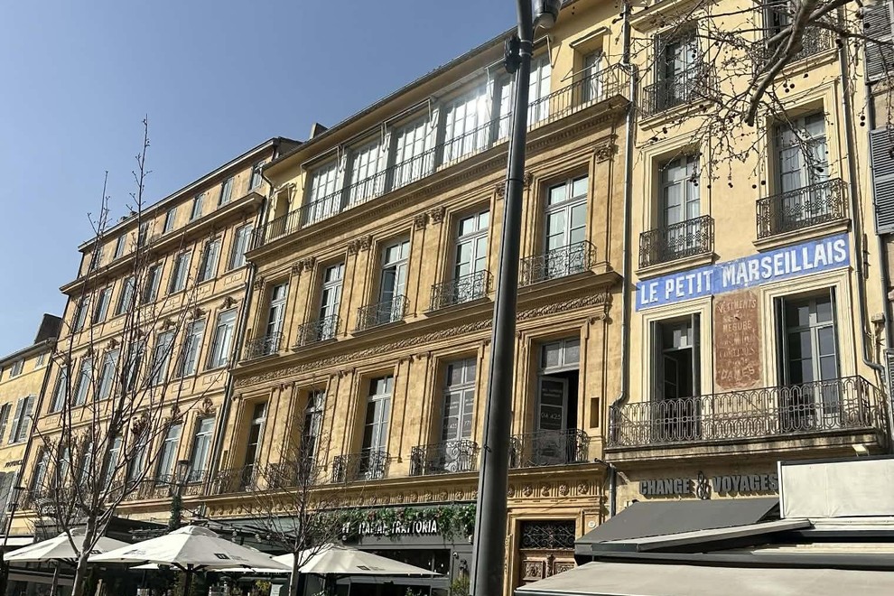 Obiskali smo "mali Pariz": francosko mesto tisočerih vodnjakov, ki ga morate nujno dodati na seznam za naslednje potovanje