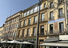 Obiskali smo "mali Pariz": francosko mesto tisočerih vodnjakov, ki ga morate nujno dodati na seznam za naslednje potovanje