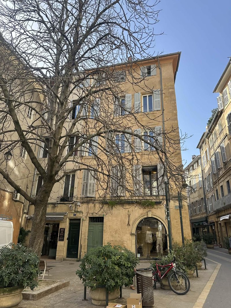 Obiskali smo "mali Pariz": francosko mesto tisočerih vodnjakov, ki ga morate nujno dodati na seznam za naslednje potovanje