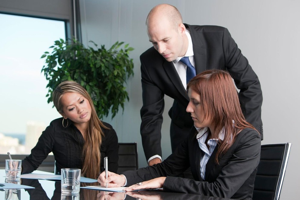 Lev Šef v znamenju leva rad stoji v središču pozornosti. V zgodbi želi biti glavna zvezda, ekipa pa pogosto deluje …