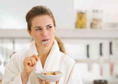 Zdravniki ga imenujejo zajtrk nesmrtnosti: pripravljen je v zgolj 5 minutah, siti pa ste vse do kosila