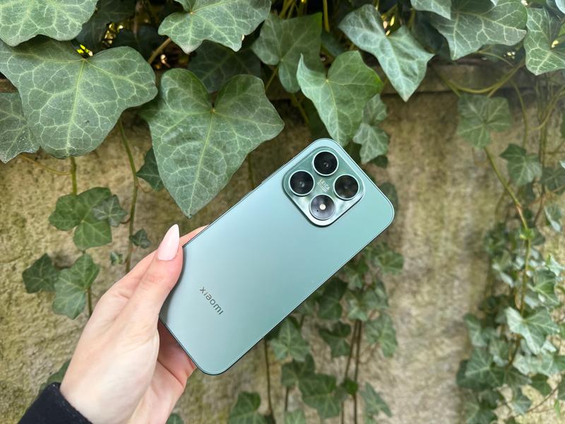 Xiaomi 17 že ob napovedi spremenil pravila igre, zdaj pa že postaja nepogrešljiv sopotnik urbanega življenja