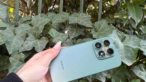 Xiaomi 17 že ob napovedi spremenil pravila igre, zdaj pa že postaja nepogrešljiv sopotnik urbanega življenja