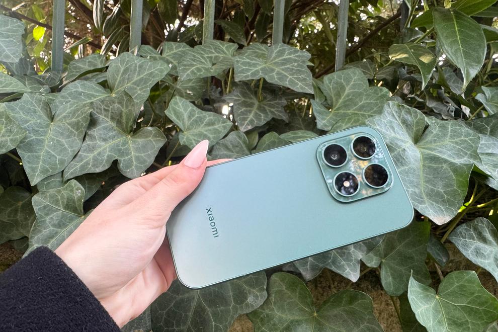 Xiaomi 17 že ob napovedi spremenil pravila igre, zdaj pa že postaja nepogrešljiv sopotnik urbanega življenja