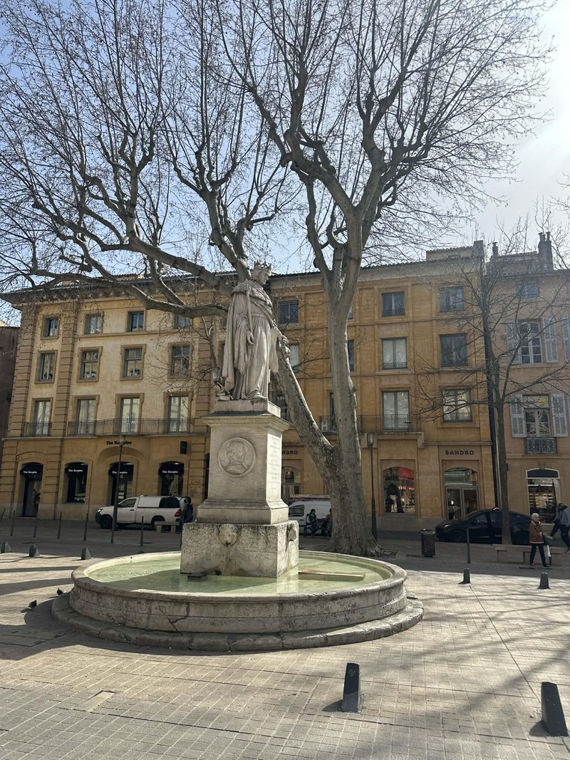 Obiskali smo "mali Pariz": francosko mesto tisočerih vodnjakov, ki ga morate nujno dodati na seznam za naslednje potovanje