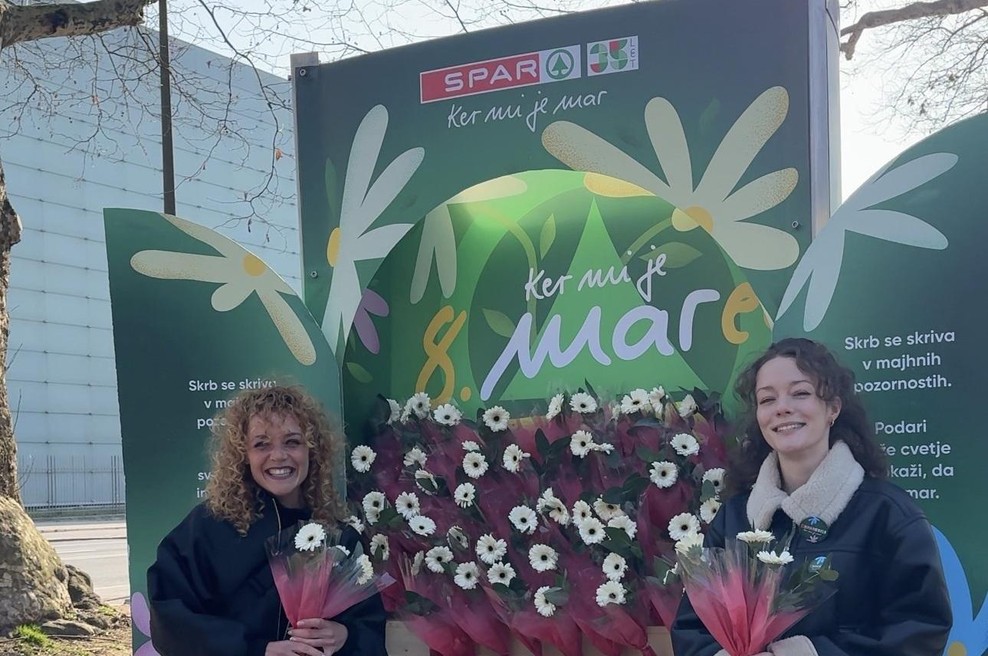 Kaj narediš, ko na dan žena ne moreš kupiti rož? SPAR je imel rešitev. (foto: SPAR)