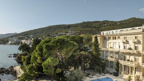 Legendarni hotel na Jadranu piše novo poglavje elegance in luksuza (in osrednja zgodba je njegova prečudovita terasa!)