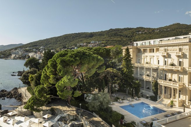 Legendarni hotel na Jadranu piše novo poglavje elegance in luksuza (in osrednja zgodba je njegova prečudovita terasa!)