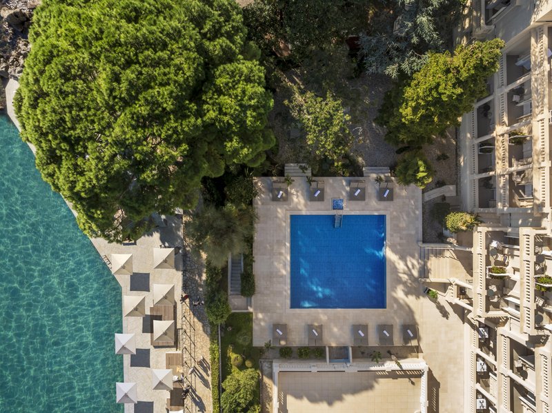 Legendarni hotel na Jadranu piše novo poglavje elegance in luksuza (in osrednja zgodba je njegova prečudovita terasa!)