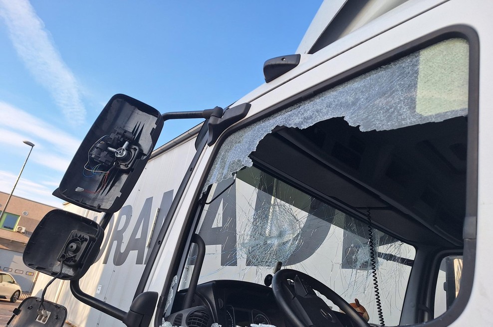 Zaposleni pri SNG Drama prišli v službo in obnemeli od groze: ostuden napad vandalov, nekaj pa jih boli še bolj kot škoda (FOTO) (foto: Facebook.com/sngdramaljubljana/)