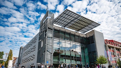 Incident na mariborski fakulteti: profesor naj bi pretepel študenta, sledilo je tole