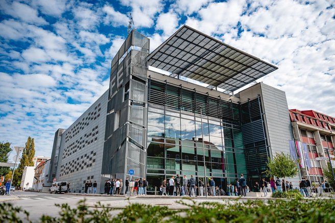 Incident na mariborski fakulteti: profesor naj bi pretepel študenta, sledilo je tole