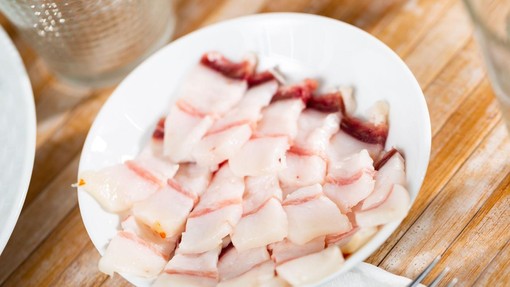 Slanina nevarna kot cigareti, strašijo zdravstvene organizacije, strokovnjaki pa razkrili 3 korake za njeno uživanje brez skrbi za zdravje