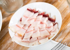 Slanina nevarna kot cigareti, strašijo zdravstvene organizacije, strokovnjaki pa razkrili 3 korake za njeno uživanje brez skrbi za zdravje