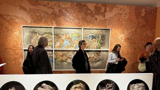 Od hrane do umetnosti: ganska umetnica Tracy Naa Koshie Thompson nam v MGLC razkriva skriti svet živil