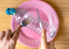 Živila, ki vsebujejo največ mikroplastike: našli so jo tam, kjer bi jo najmanj pričakovali