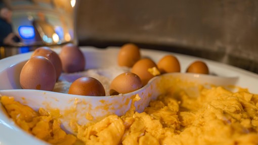 Obrnil se vam bo želodec: kuharica razkrila, kako v hotelu pripravijo umešana jajca