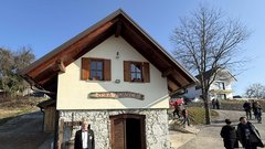 
                                                         Liska zidanica Lisec vinograd Dolenjska