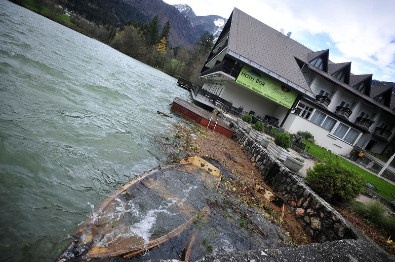 jezero Crnava Predvor Hotel Bor