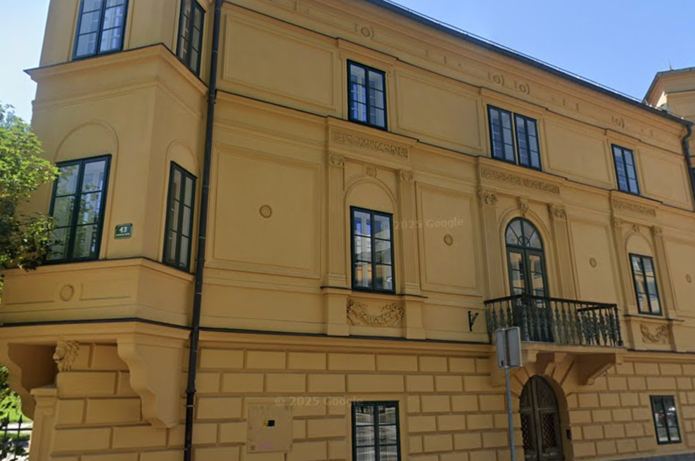 Legendarna stavba v ljubljanski Šiški: nekateri se je spomnijo iz TV serije, a ima častitljivo zgodovino (foto: Google Zemljevid/posnetek zaslona)