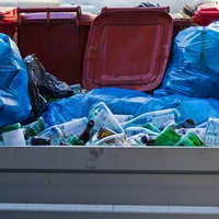 Sosedje mečejo smeti, kamor jim paše, otroci pa naokoli brcajo papirčke: meščani zaskrbljeni nad čistočo glavnega mesta