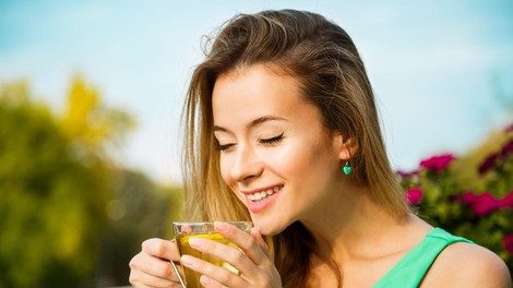 zeleni čaj pitje ženska