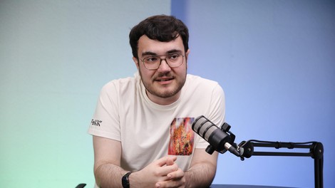 Predvolilni podkast s Srđanom Veljančićem, ki z Demokraturo na družbenih omrežjih politično opismenjuje mlade: "Imamo politike, ki so odtujeni od navadnih ljudi!