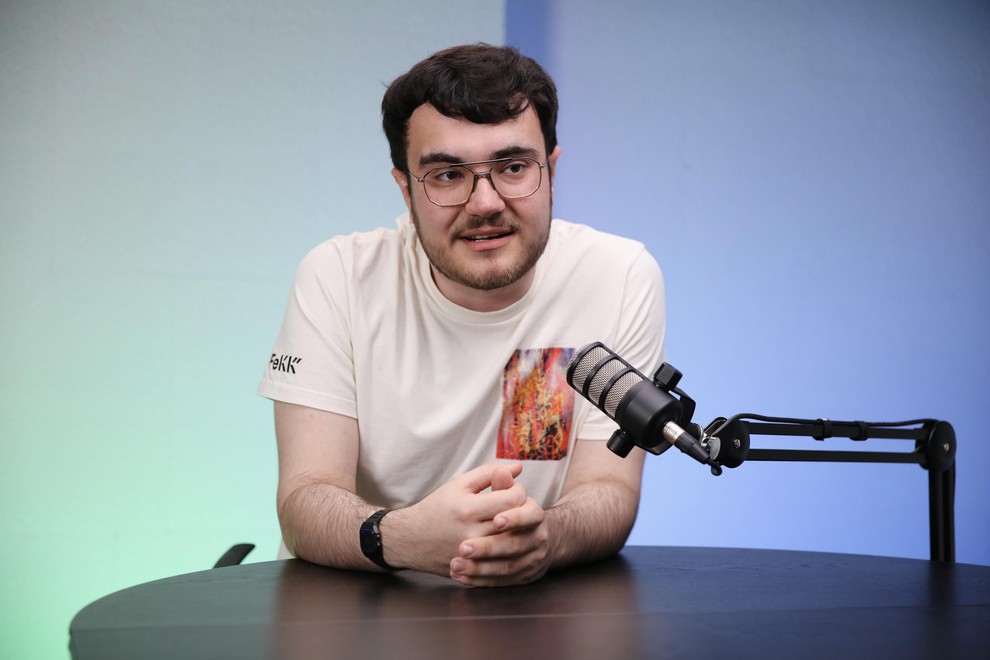 Predvolilni podkast s Srđanom Veljančićem, ki z Demokraturo na družbenih omrežjih politično opismenjuje mlade: "Imamo politike, ki so odtujeni od navadnih ljudi!