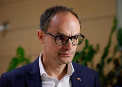 V novih prisluhih omenjen tudi Anže Logar: z Robertom Golobom naj bi imela istega strica iz ozadja