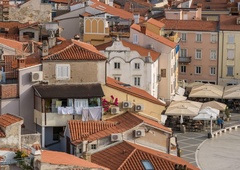Turisti skočili v zrak, Avstralec s komentarjem o slovenskem morskem biseru sprožil burno razpravo