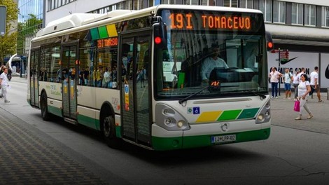 Razburjena bralka o tem, kaj se redno dogaja na ljubljanskih mestnih avtobusih: kam smo prišli, če jim je treba to razlagati!