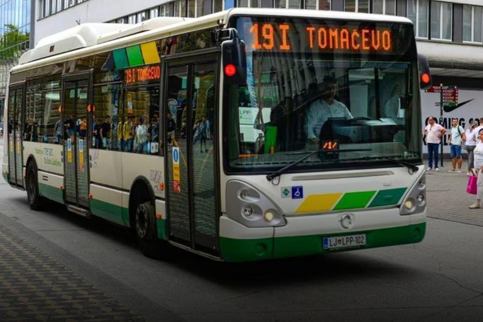 Razburjena bralka o tem, kaj se redno dogaja na ljubljanskih mestnih avtobusih: kam smo prišli, če jim je treba to razlagati!