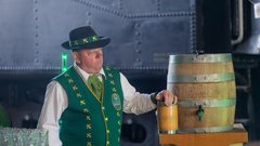 
                                                         Pivo in cvetje tiskovka