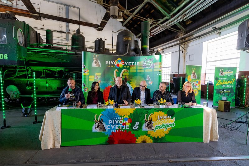 Pivo in cvetje tiskovka