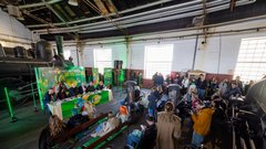 
                                                         Pivo in cvetje tiskovka