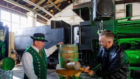 Pivo in cvetje tiskovka