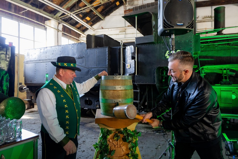 Pivo in cvetje tiskovka