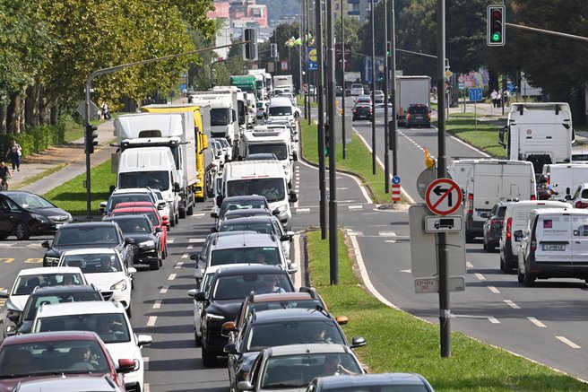 Ljubljančani zaskrbljeni: "Ta gradnja na Celovški cesti bo povzročila prometni kolaps!"