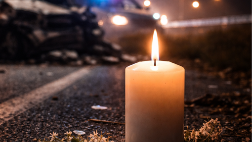 Huda prometna nesreča: voznik zaradi poškodb umrl na kraju dogodka