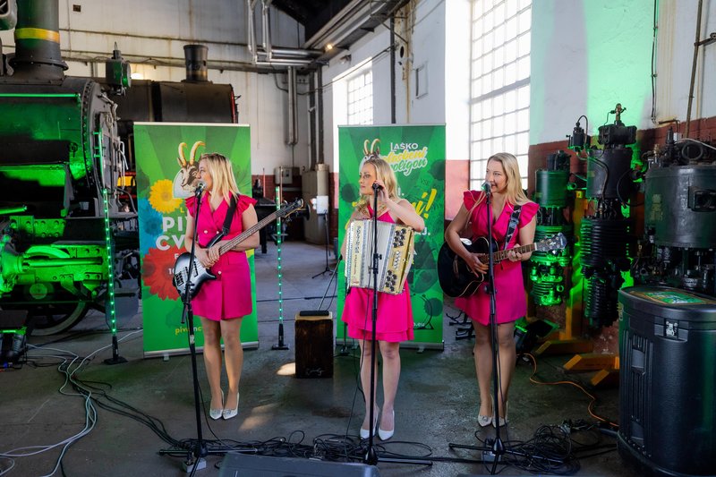 Pivo in cvetje tiskovka