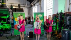 
                                                         Pivo in cvetje tiskovka