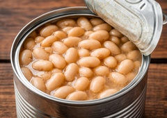 Kaj naredite s tekočino iz konzerve s fižolom? Ga sperete ali ne? Strokovnjaki so jasni: morda pri tem delate napako